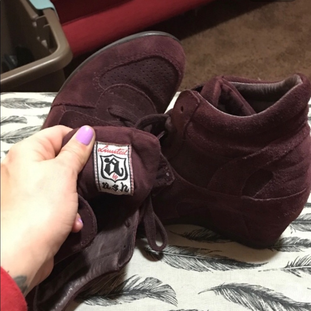 Woman’s shoe size 7